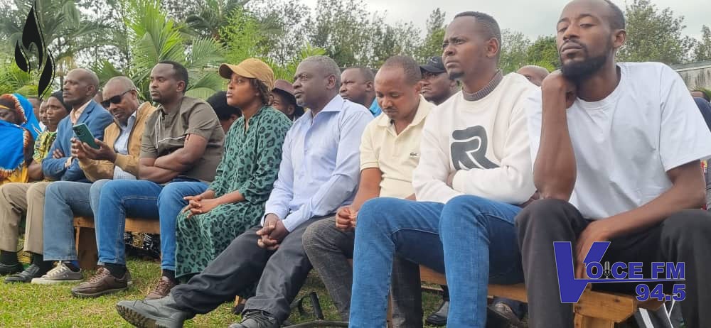 VOICE_FM_RWANDA's tweet photo. #Kwibuba32
Abaturage bo mu mu murenge wa #Muhazi,mu Kagari ka Karitutu mu midugudu ya Kingondo na Nyarugarama muri @RwamaganaDistr yahuriye hamwe aho batangiriye icyumweru cy'icyumamo hibukwa ku Nshuro ya 32 Jenoside yakorewe abatutsi mu 1994
Bakurikiranye kiganiro kuri Jenoside https://t.co/whUbWjECQ3