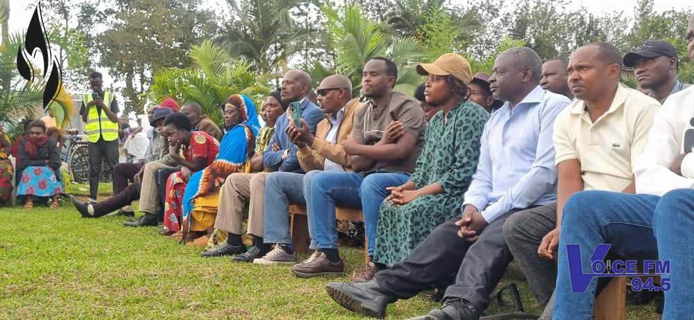 VOICE_FM_RWANDA's tweet photo. #Kwibuba32
Abaturage bo mu mu murenge wa #Muhazi,mu Kagari ka Karitutu mu midugudu ya Kingondo na Nyarugarama muri @RwamaganaDistr yahuriye hamwe aho batangiriye icyumweru cy'icyumamo hibukwa ku Nshuro ya 32 Jenoside yakorewe abatutsi mu 1994
Bakurikiranye kiganiro kuri Jenoside https://t.co/whUbWjECQ3