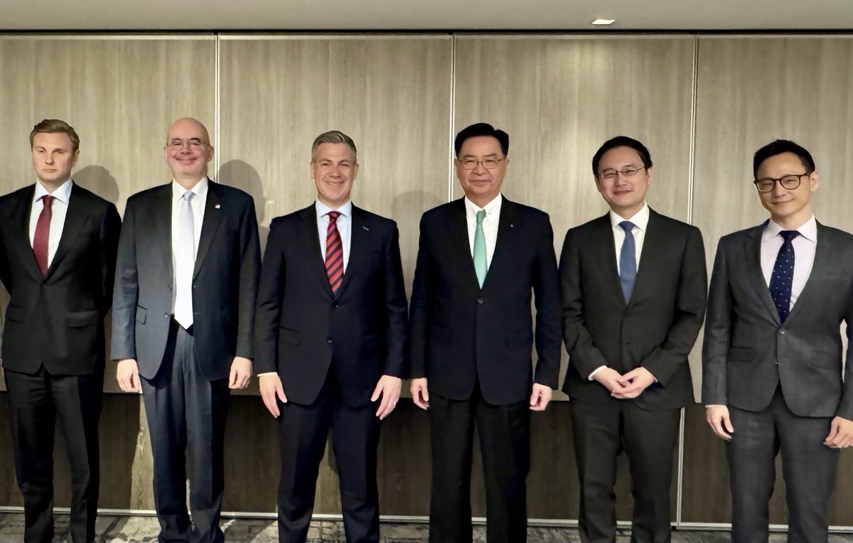 josephwutw's tweet photo. Honored to host @SenatorBanks for his visit to #Taiwan. His support for our defense is unwavering. We’re also deeply committed to our self-defense through investment &amp; resilience. Together, we will safeguard peace &amp; security in the #IndoPacific.

🇹🇼❤️🇺🇸 https://t.co/0RF8yeMbW0