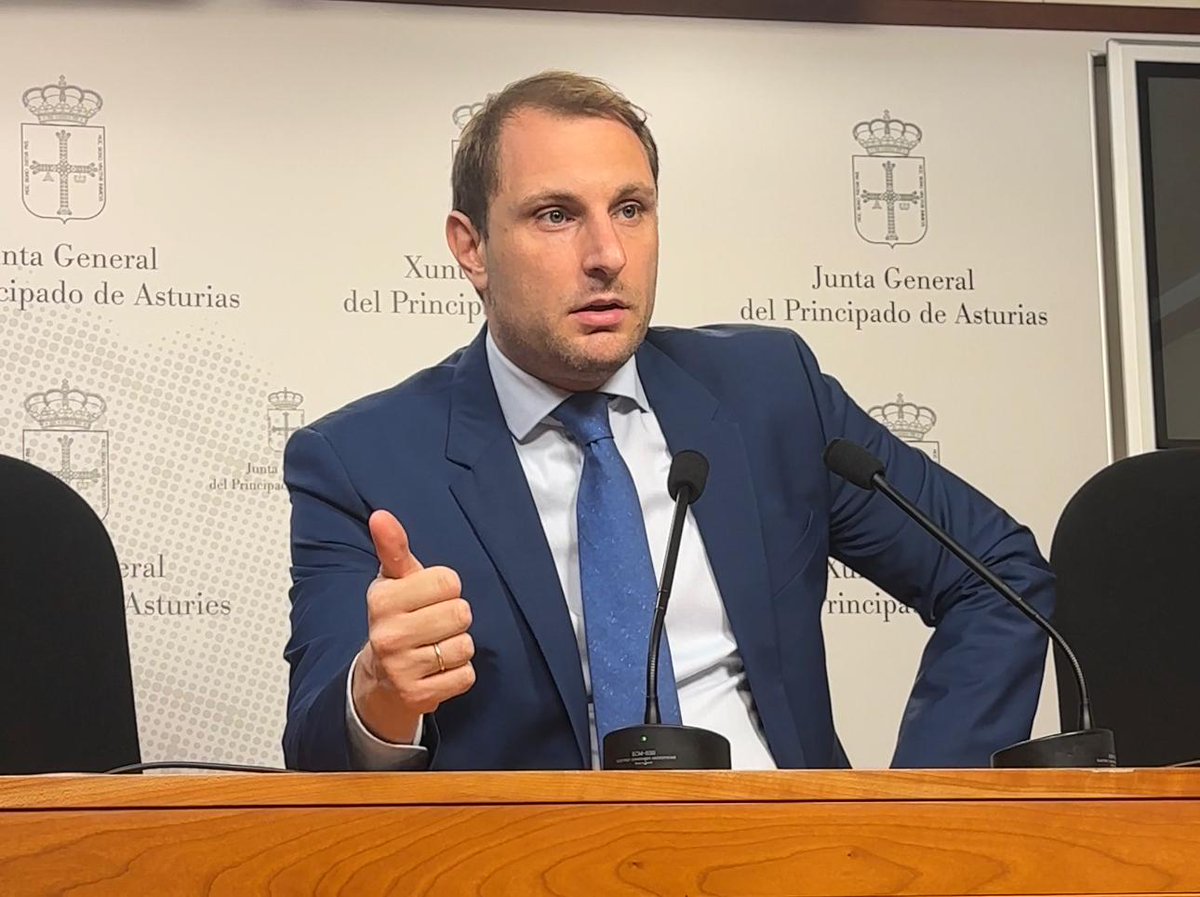 FOROAsturias's tweet photo. 🚨@AdrianPumares señala a @AdrianBarbon como principal responsable del desmantelamiento del servicio de seguridad minera, clave para evitar tragedias como la de #Cerredo.

📄El informe confirma lo que @FOROAsturias denuncia desde hace un año: se extraía carbón mientras los sucesivos gobiernos de Barbón miraban hacia otro lado.

🗣️"El #PIC de Cerredo era un fraude para sacar carbón al margen de la ley".

❗La responsabilidad política del accidente de Cerredo no se acaba con la dimisión de Belarmina Díaz: deben asumirla sus dos predecesores y el Presidente que los nombró.

ℹ️https://t.co/8DcMMMgjqo