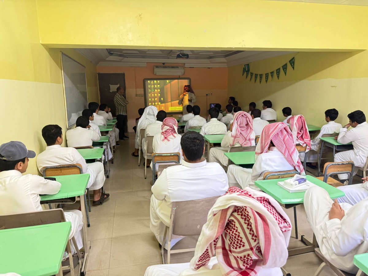 ajialschools's tweet photo. زار المدرسة اليوم مشرف التوجيه المهني الاستاذ حمود الخالدي 
حيث قام بتنفيذ مبادرة التوجيه المهني بالتعاون مع صندوق تنمية الموارد البشرية ( هدف )
المرحلة الثانوية https://t.co/VO6sp06BPt
