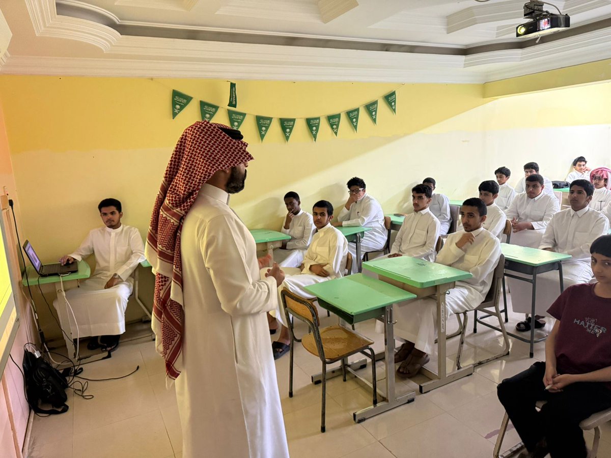 ajialschools's tweet photo. زار المدرسة اليوم مشرف التوجيه المهني الاستاذ حمود الخالدي 
حيث قام بتنفيذ مبادرة التوجيه المهني بالتعاون مع صندوق تنمية الموارد البشرية ( هدف )
المرحلة الثانوية https://t.co/VO6sp06BPt