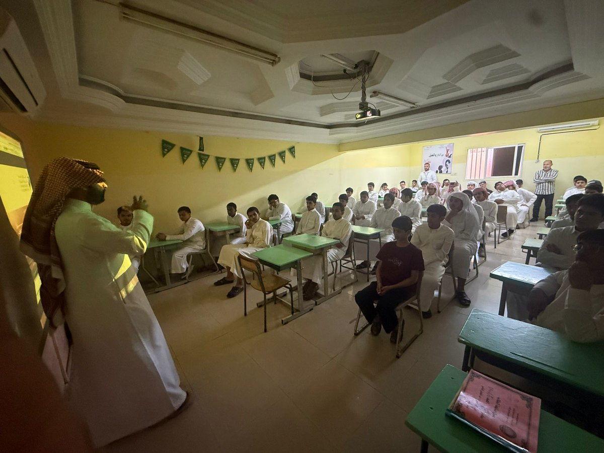 ajialschools's tweet photo. زار المدرسة اليوم مشرف التوجيه المهني الاستاذ حمود الخالدي 
حيث قام بتنفيذ مبادرة التوجيه المهني بالتعاون مع صندوق تنمية الموارد البشرية ( هدف )
المرحلة الثانوية https://t.co/VO6sp06BPt