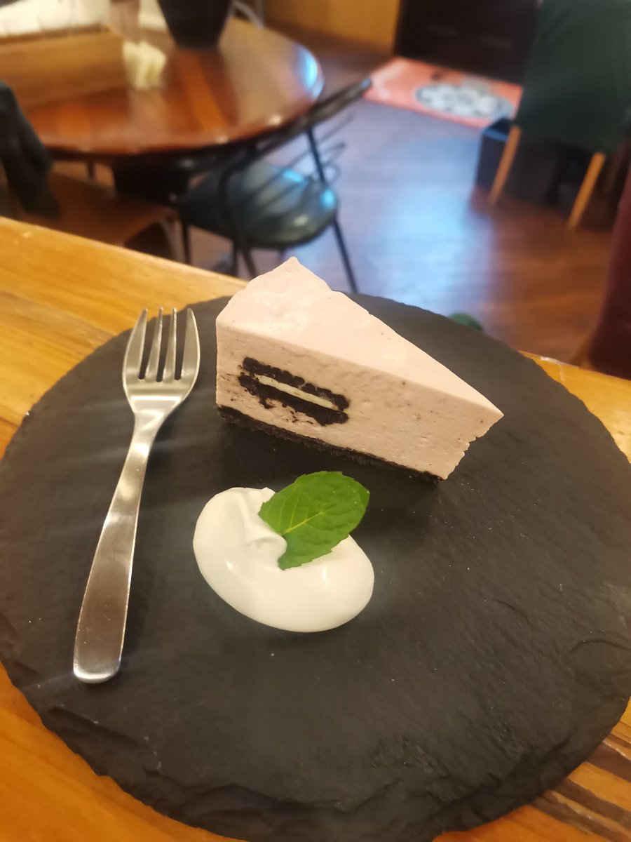 _fine_estate's tweet photo. 【限定復活スイーツ🍰】
いちごとオレオのチーズケーキ🍓

多くのリクエストにお応えして
10年振りの復活です✨

生いちごペーストと相性抜群の
オレオクッキーをレアチーズケーキ生地に混ぜこみ仕上げた
当時の人気スイーツです🙋‍♂️ https://t.co/I7cfCvBCVJ