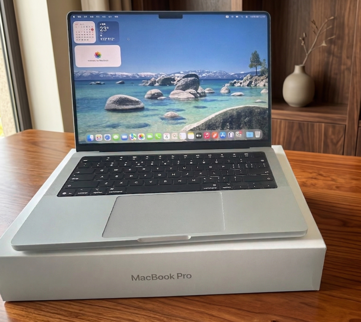 aehyok's tweet image. 去他妈的window，我受够你了。
问问大伙们，拿到自己mac后你们是怎么开始的？

我是这么干的：
1、连接好WIFI
2、浏览器下载微信
3、通过微信传输小飞机安装
4、打开小飞机网址导入订阅链接
5、开启进入新世纪的大门