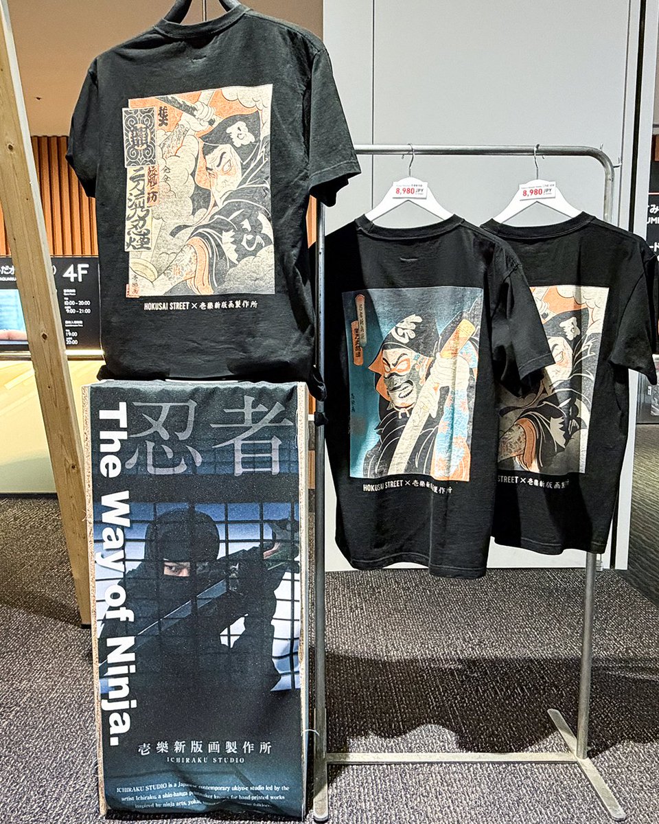 adpsustainable's tweet photo. 東京スカイツリーで本日も開催中の『桜めぐるTOKYO Tシャツ展』外国の観光客にha忍者Tシャツもよくみられています。夜のスカイツリーからの夜景も美しいのでぜひお立ち寄りください。
4/6(月)〜10(金) 14:00〜19:30
5F出口フロア SKYTREE SHOP前
#スカイツリー #skytree #ninja #sakura https://t.co/0zw9OvUU8W