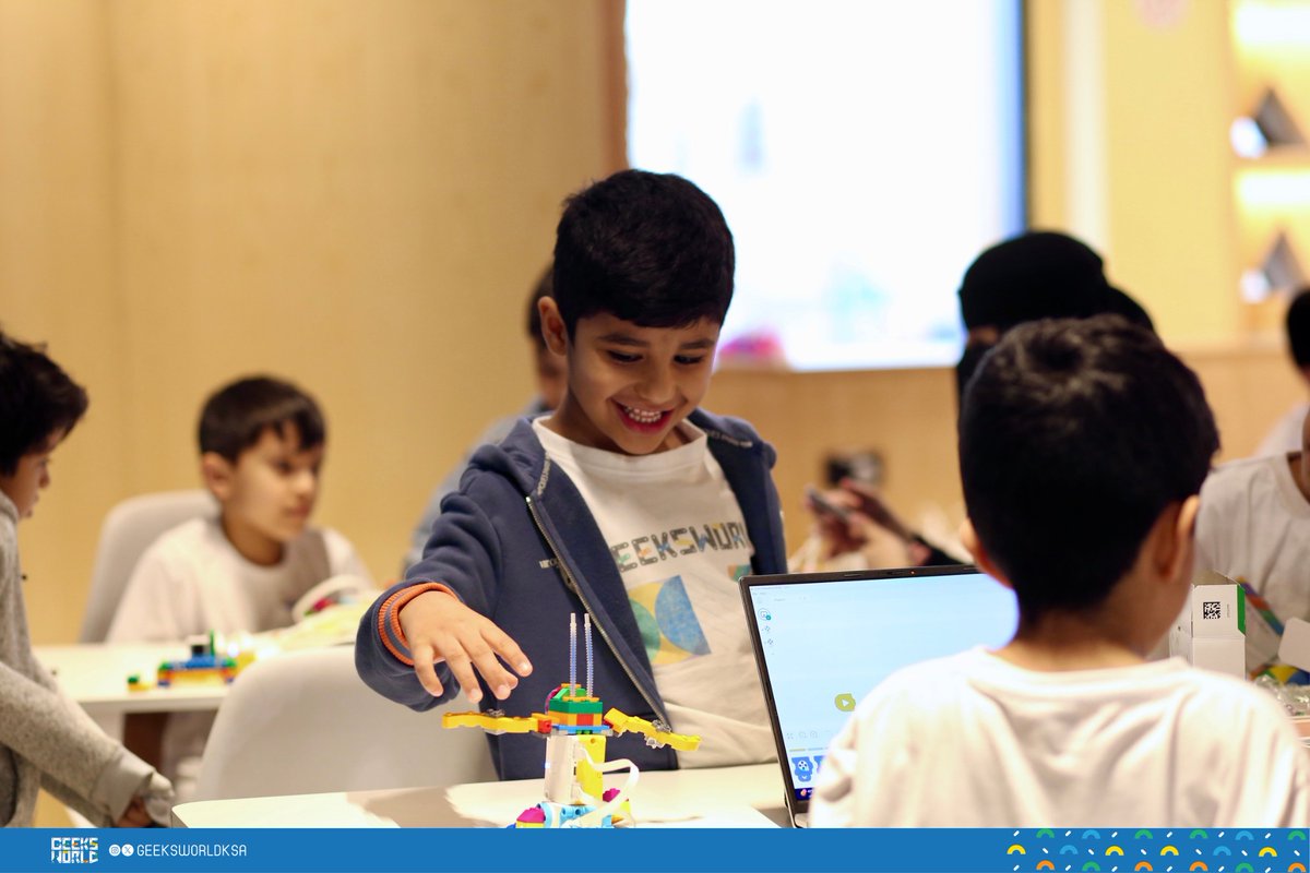 GEEKS WORLD tweet media