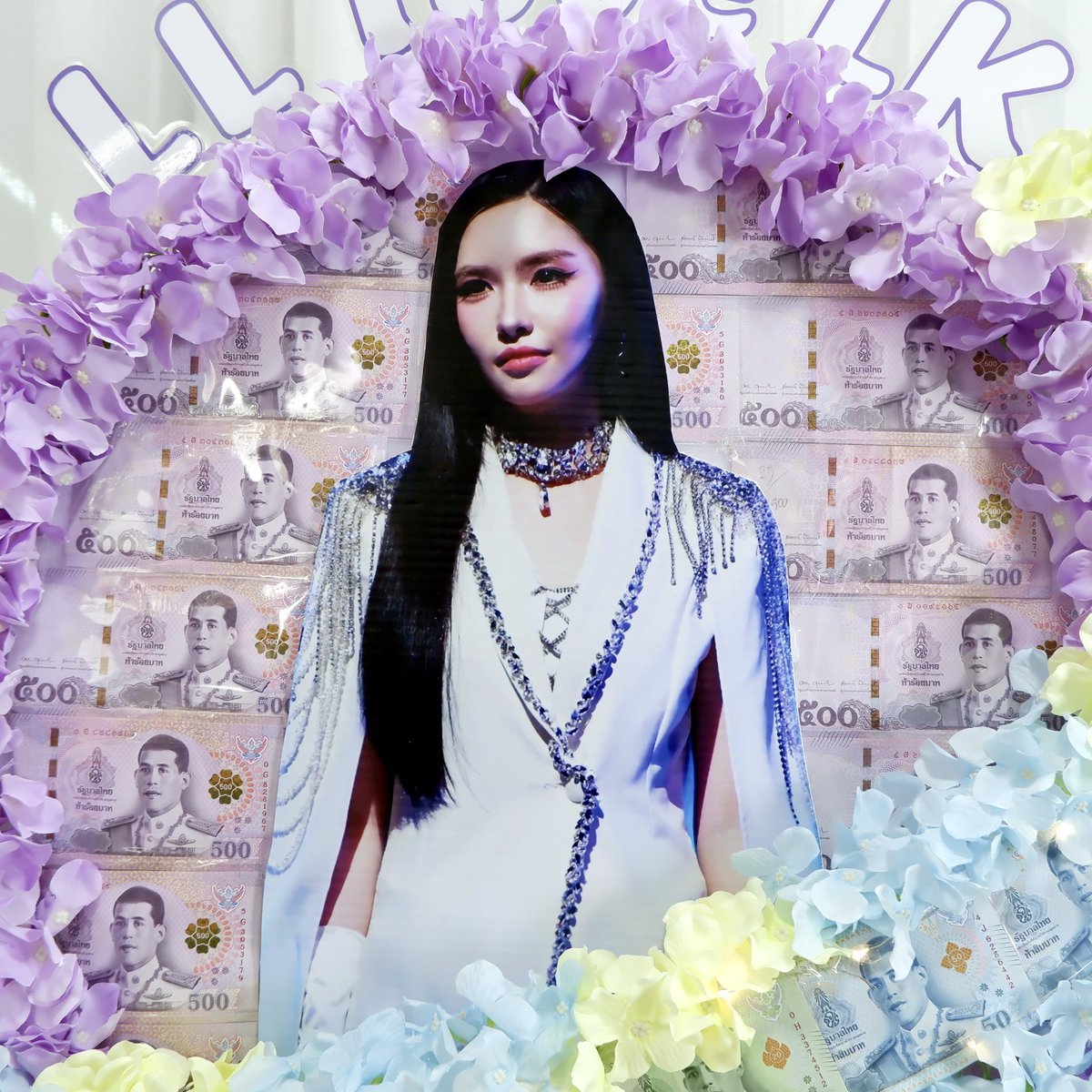 Papercointk's tweet photo. 🔮💜 @Lookkaeww_k 
22.03.26
Money 🔮 Saturn 🪐 shape (with stand)
Special thanks Malaysia Official fanclub 💕
.
Line : @papercoin.tk (with @)

🌷o.1802
. 
#moneyflower #moneybouquet #papercointk
#lookkaewkamollak #CosmicLightYearTHxADLK https://t.co/6p5ntDlwzD