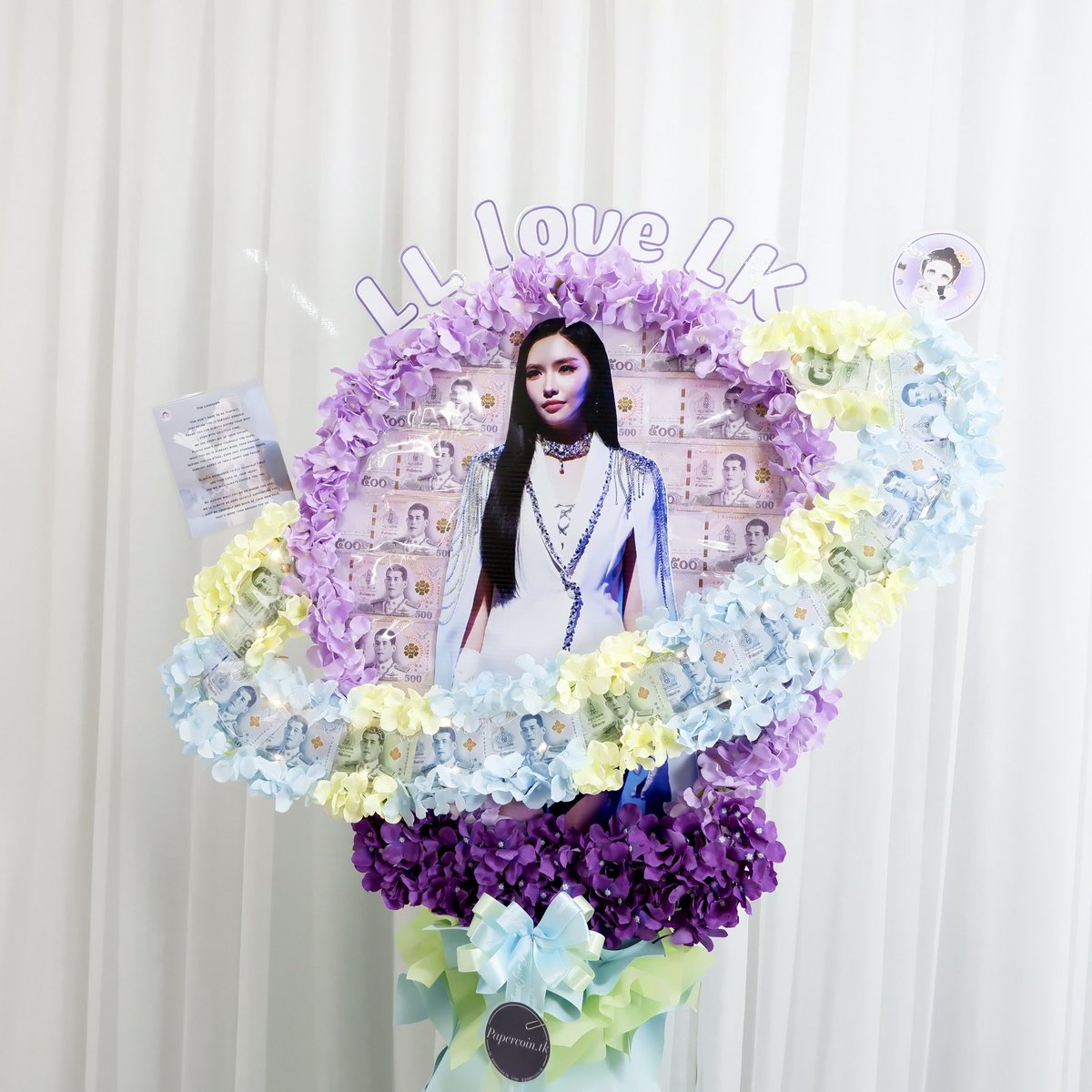 Papercointk's tweet photo. 🔮💜 @Lookkaeww_k 
22.03.26
Money 🔮 Saturn 🪐 shape (with stand)
Special thanks Malaysia Official fanclub 💕
.
Line : @papercoin.tk (with @)

🌷o.1802
. 
#moneyflower #moneybouquet #papercointk
#lookkaewkamollak #CosmicLightYearTHxADLK https://t.co/6p5ntDlwzD