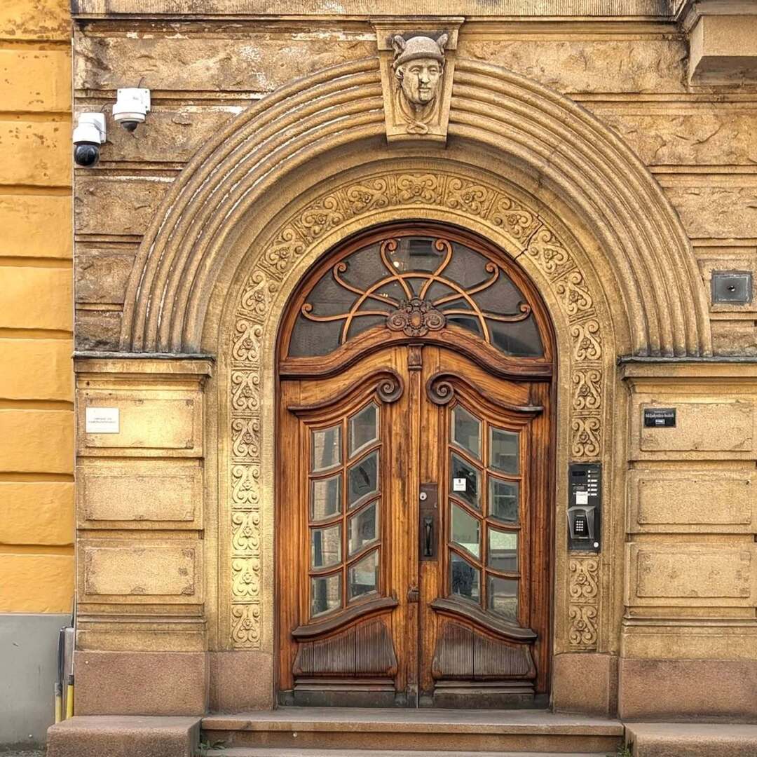 SidewalkSafari's tweet image. And the Door Of The Week winner is... Team Old Elegance!

The theme was the eclectic doors of Oslo, Norway. 

Thanks to everyone who voted! Click the link in my bio to see this week's candidates...

#Door #Doors #DailyDoor #TravelPhotography #Photography instagr.am/p/DW009KTjKGO/