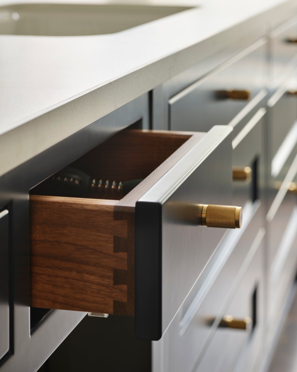 stonehamkitchen's tweet image. Built to last. Our skilled cabinet makers use traditional joinery and bespoke features to ensure your kitchen withstands the test of time.

Discover how to future-proof your kitchen on our blog: stoneham-kitchens.co.uk/2026/03/24/how…

#StonehamKitchens #RoyalWarrantHolders #bespokekitchens