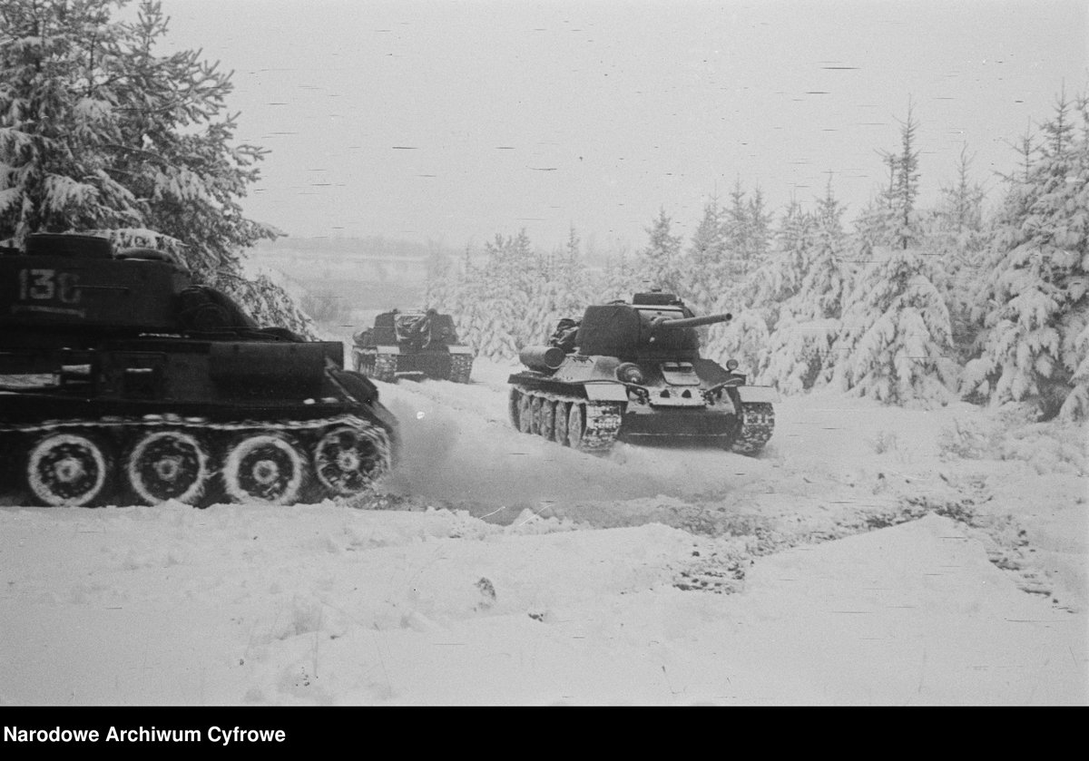 ArkadiuszMolis1's tweet image. Good day. Interesting Polish tank T-34-85 "138" arrow under the number with the Polish eagle with a crown! and three destroyed enemy vehicles to the right of the three white XXX figures during WW2. Winter 1951. 1/2 #Tanks #History #WW2