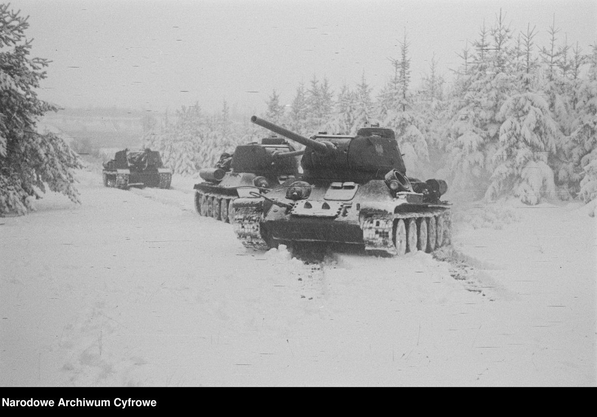 ArkadiuszMolis1's tweet image. Good day. Interesting Polish tank T-34-85 "138" arrow under the number with the Polish eagle with a crown! and three destroyed enemy vehicles to the right of the three white XXX figures during WW2. Winter 1951. 1/2 #Tanks #History #WW2