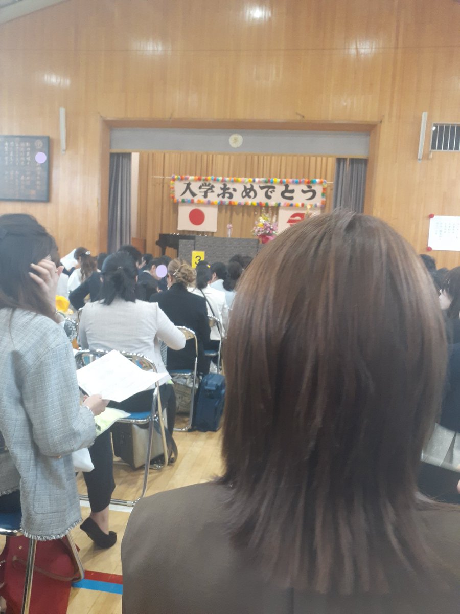 kenichidrums's tweet photo. 下の娘の小学校入学式でした。
親としてはあっという間に過ぎていく6年間ですが、子供にとっては果てしなく長く感じる6年間。
楽しく元気に、そして何より平和に通ってもらえたらと切に願います。
上の娘も通ったこの小学校、実は自分がまだ20代の頃、音楽鑑賞教室の演者としてこの体育館のステージでドラムを叩いた事があるのです。
縁ですよね…
叶うならタ��ムマシンであの日に戻り
「おまえ将来この辺に住んで二人の娘達がこの小学校通うぞ」とお伝えしてあげたい。
まあ、多分当時の自分は気味悪がって相手にしないか、それでもあまりにしつこい自分にキレて大ゲンカになると思います。
それにしても…
娘がここを卒業する時の自分の歳を考えると面白過ぎてワクワクし、夜も眠れなくなる程不安になるので
考え無いようにします。