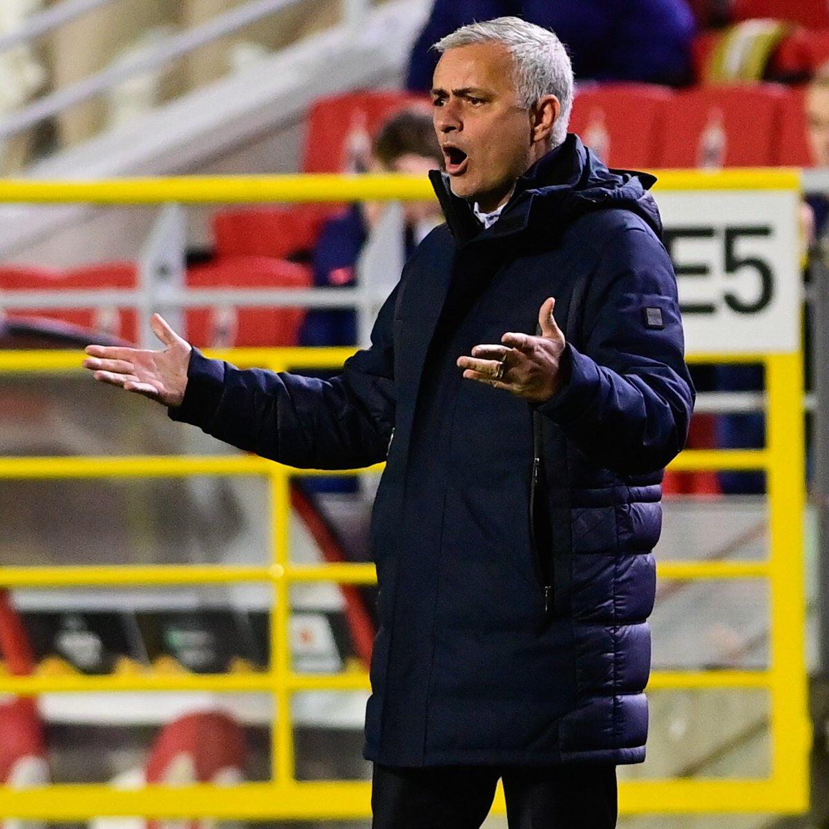 _BeFootball's tweet photo. 🗣️ « 𝗜𝗟 𝗬 𝗔 𝗖𝗘𝗥𝗧𝗔𝗜𝗡𝗦 𝗝𝗢𝗨𝗘𝗨𝗥𝗦 𝗤𝗨𝗘 𝗝𝗘 𝗡𝗘 𝗩𝗘𝗨𝗫 𝗣𝗟𝗨𝗦 𝗥𝗘𝗩𝗢𝗜𝗥 𝗦𝗨𝗥 𝗨𝗡 𝗧𝗘𝗥𝗥𝗔𝗜𝗡 » 😡

José Mourinho 🇵🇹 était FURAX après le nul de Benfica (1-1) face à Casa Pia 😤😤

« 𝗝𝗲 𝗻'𝗮𝗶 𝘁𝗼𝘂𝘁 𝘀𝗶𝗺𝗽𝗹𝗲𝗺𝗲𝗻𝘁 𝗣𝗟𝗨𝗦 𝗘𝗡𝗩𝗜𝗘 𝗤𝗨'𝗜𝗟𝗦 𝗝𝗢𝗨𝗘𝗡𝗧 😠

Dans l'équipe, il y a certains profils qui, peu importe leur salaire ou leurs titres, sont avides de victoire, et 𝗱'𝗮𝘂𝘁𝗿𝗲𝘀 𝗾𝘂𝗶 𝘀𝗲𝗺𝗯𝗹𝗲𝗻𝘁 𝗽𝗿𝗲𝗻𝗱𝗿𝗲 𝗹𝗲𝘂𝗿 𝘃𝗶𝗲 𝗮̀ 𝗹𝗮 𝗹𝗲́𝗴𝗲̀𝗿𝗲 🤦

Ce ne sont pas de mauvaises personnes, ni de mauvais professionnels... mais 𝗶𝗹𝘀 𝗺𝗮𝗻𝗾𝘂𝗲𝗻𝘁 𝗖𝗥𝗨𝗘𝗟𝗟𝗘𝗠𝗘𝗡𝗧 𝗱𝗲 𝗰𝗮𝗿𝗮𝗰𝘁𝗲̀𝗿𝗲.

Je n'ai tout simplement 𝗽𝗹𝘂𝘀 𝗲𝗻𝘃𝗶𝗲 𝗾𝘂'𝗶𝗹𝘀 𝗷𝗼𝘂𝗲𝗻𝘁.

Mais ce sont des actifs du club. Ils ont une valeur marchande 💰

Nous n'avons 𝗣𝗟𝗨𝗦 𝗔𝗨𝗖𝗨𝗡𝗘 𝗖𝗛𝗔𝗡𝗖𝗘 𝗗'𝗘̂𝗧𝗥𝗘 𝗖𝗛𝗔𝗠𝗣𝗜𝗢𝗡𝗦 ! ❌🏆

L'objectif principal désormais, c'est de terminer à la 2ème place 🥈 »

(CP)