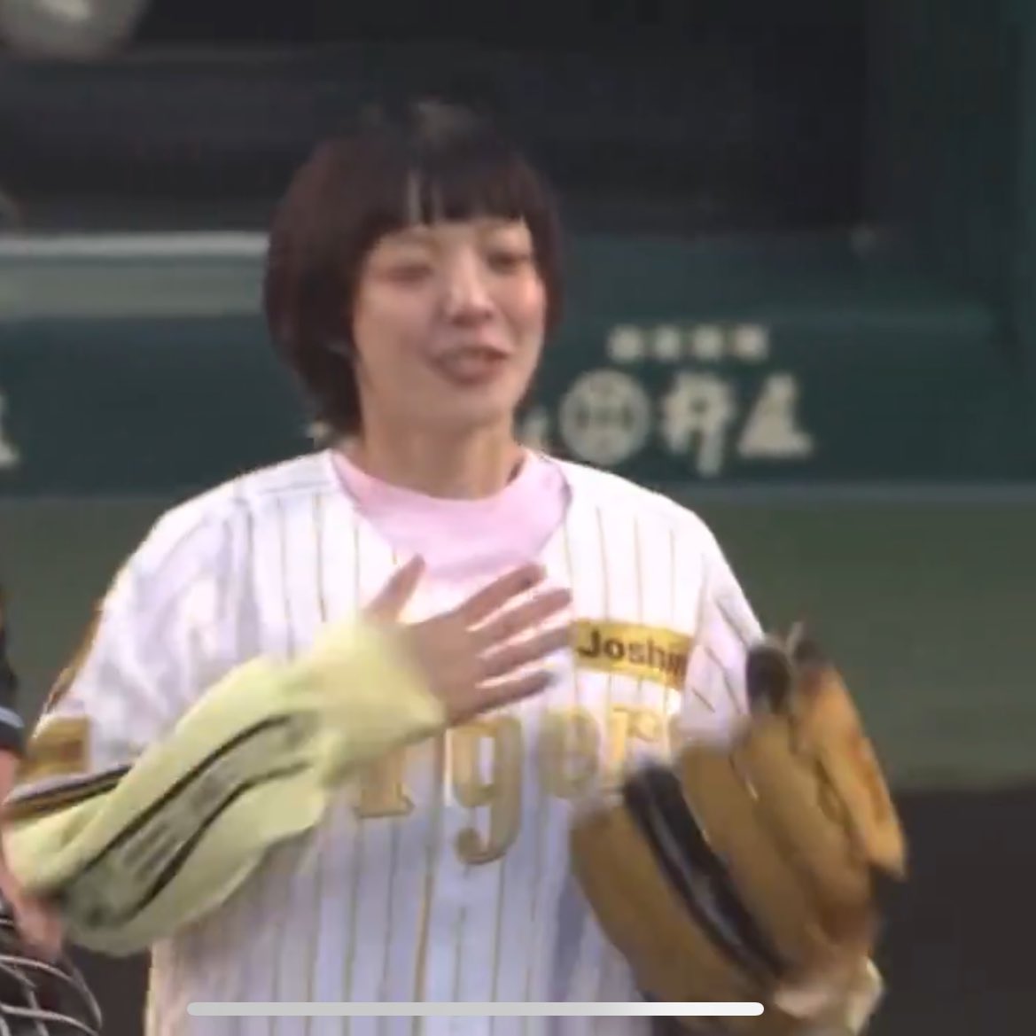 あいみょんのグローブ阪神の特注グローブかあ！！！仕上げてる( ◠‿◠ )！！！♡