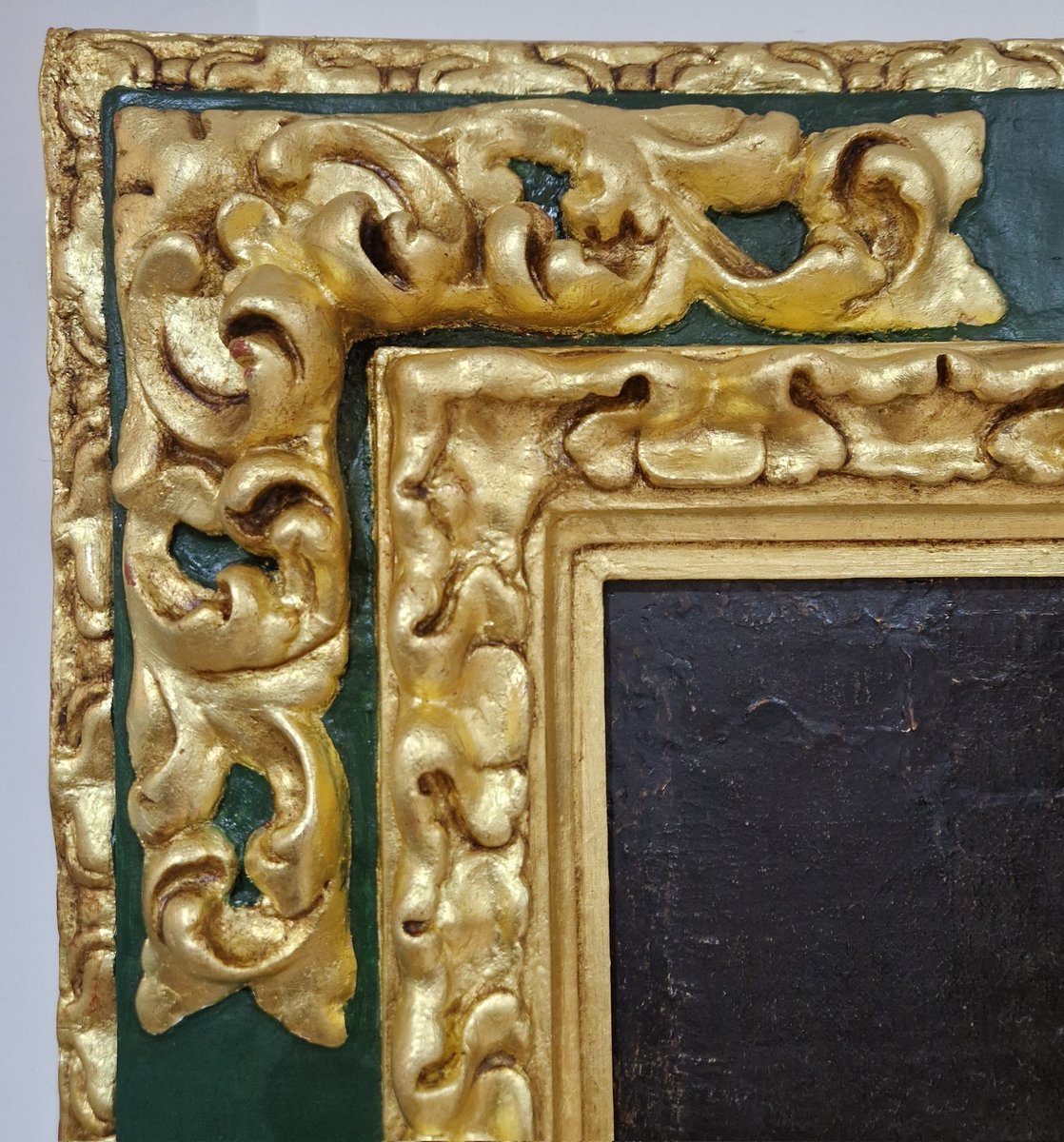 jcbuenoj's tweet photo. Fragmento del antes y después de #restauración marco barroco S.XIX 158x123cm. Consolidación, fijación con paraloid de partes decorativas, reconstrucción volumétrica, nueva policromía y nuevo #dorado con oro fino 22kt italiano.

#malaga 
#bellasartes https://t.co/g9cVmy1BSP