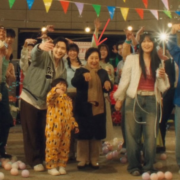 HAEMOM MADE A CAMEO IN THE MV 🥹😭💕

this is too sweet and heartwarming plssss 😭😭😭

#DONGHAE #동해 #ALIVE <a href="/donghae861015/">Super Junior 이동해</a>