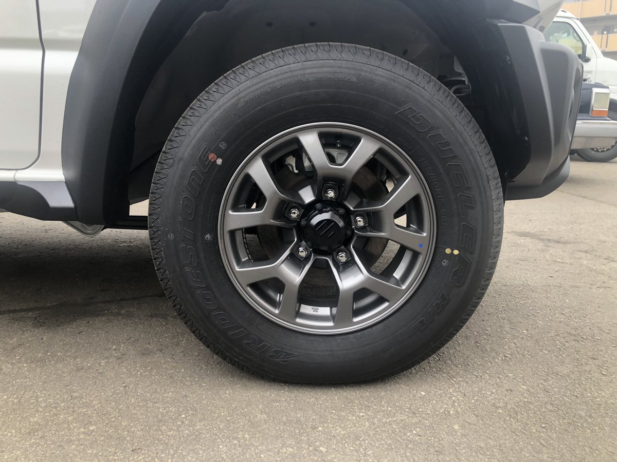 autosjs's tweet photo. こんばんは。ジムニーノマド。ちょっと冒険してみました。235×75×15を純正
ホイルに噛ませてみました。純正サイズと比べた場合はホイルハウスを見て頂ければ。フロント側はベロ👅外し。左側
のみ少し削りかなぁ〜〜。

#ジムニー
#ジムニーノマド
#ジムニーライフ
#ジムニー中古車
#ジムニーカスタム https://t.co/ZfZhmXkoGq