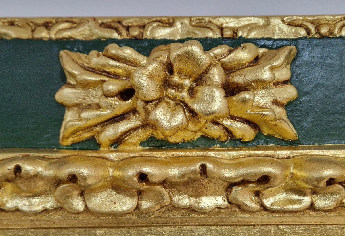 jcbuenoj's tweet photo. Fragmento del antes y después de #restauración marco barroco S.XIX 158x123cm. Consolidación, fijación con paraloid de partes decorativas, reconstrucción volumétrica, nueva policromía y nuevo #dorado con oro fino 22kt italiano.

#malaga 
#bellasartes https://t.co/g9cVmy1BSP