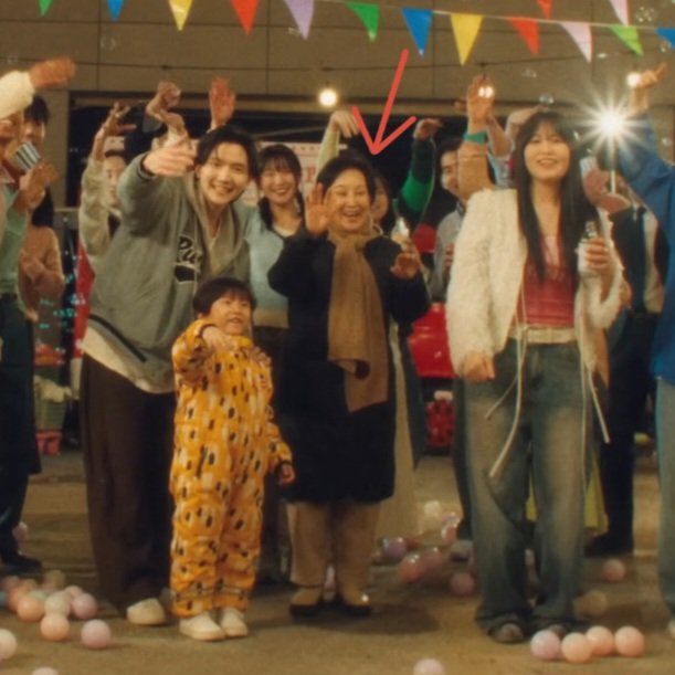 ODE_to_EUNHAE's tweet photo. HAEMOM MADE A CAMEO IN THE MV 🥹😭💕

this is too sweet and heartwarming plssss 😭😭😭

#DONGHAE #동해 #ALIVE @donghae861015 https://t.co/fFLiyTL5gL