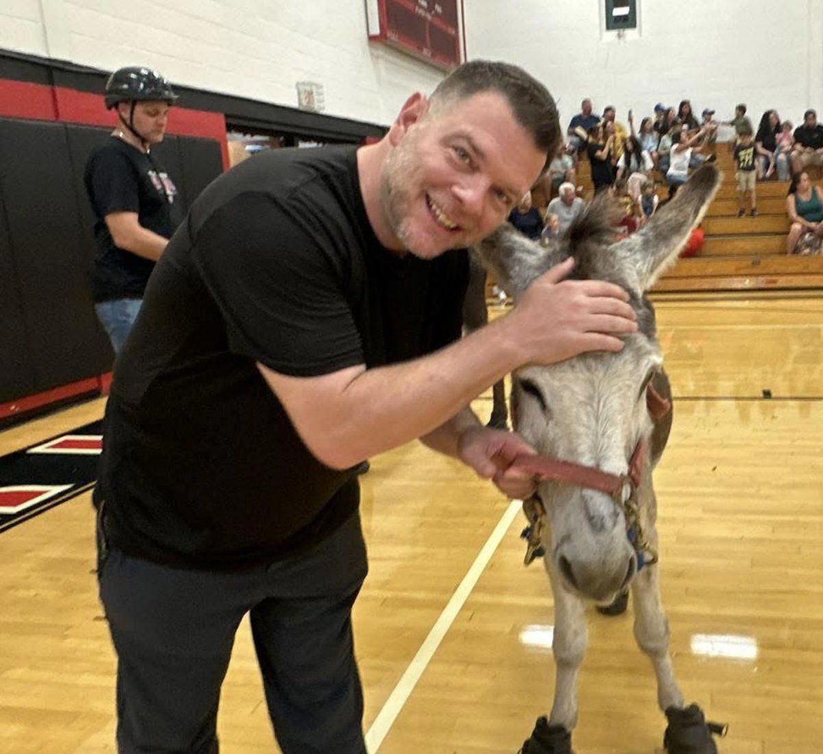 EFMSWarriors's tweet photo. Happy Assistant Principal Week Dr. Popowitz!

Your leadership, support, and constant encouragement make such a positive impact on both students and staff. Thank you for everything you do to make our middle school a better place. We are truly fortunate to have you as part of our team!

Wishing you a wonderful week of appreciation! ❤️🤍🖤