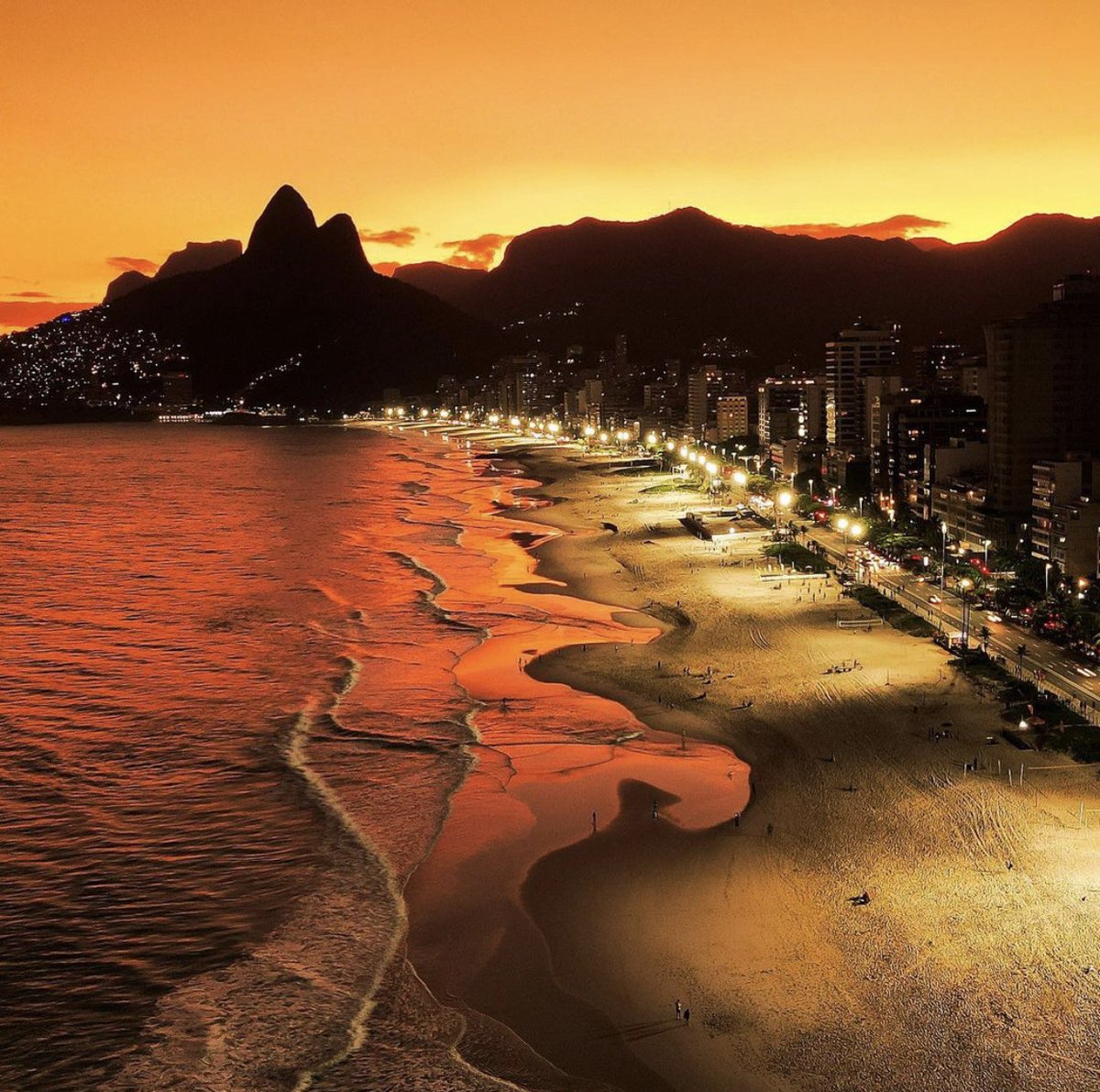 eyeonaxis's tweet photo. Golden hour over Ipanema, Rio de Janeiro, Brazil | Unknown photographer https://t.co/QPX6RtOQy9