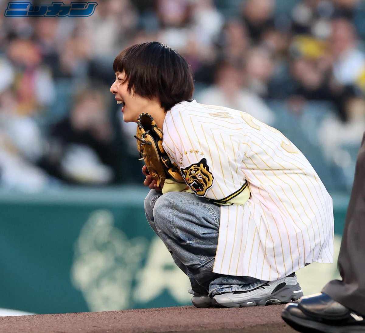 【阪神】あいみょんが始球式に登場　甲子園開幕戦に花を添えるノーバウンド投球を披露 nikkansports.com/baseball/news/…