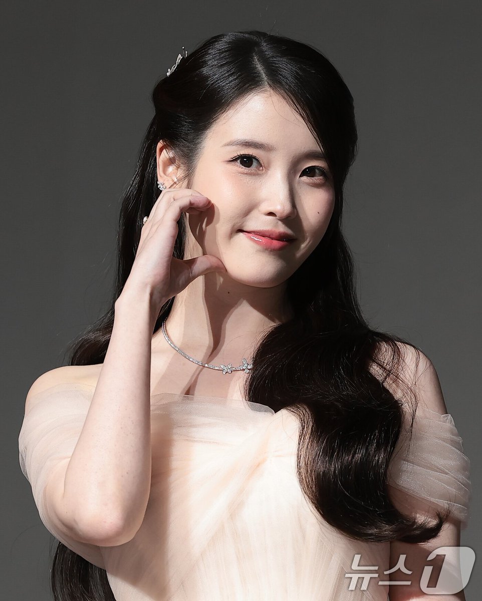 girlsnbla's tweet photo. 🌟260406 아이유
📸 Photographed by 뉴스1
#아이유 #IU
#21세기대군부인 #PerfectCrown
#제작발표회 https://t.co/sKgVPUbOmK