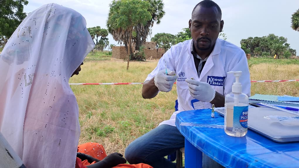 OchaCameroon's tweet photo. In #Cameroon, 1.4 million people in crisis-affected areas need health assistance. 

Only 18% of required funding has been received.

On #WorldHealthDay, closing this gap is essential to ensure access to healthcare for all. 

Investing in health means protecting lives!

📷@IMC https://t.co/rSNCQL1Mgg