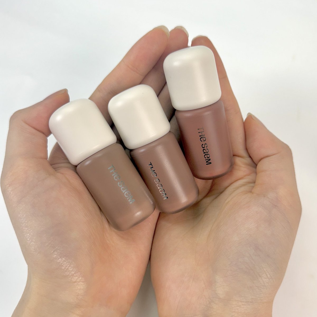 thesaem's tweet image. #NEW #립컨실베이스

Q. 지기님!!! 립 컨실 베이스 혹시 크기가 어느정도인가요?
A. 파우치에 쏙 들어갑니다.

파우치 자리 차지 NO 🙅‍♀️

데일리로 들고 다니면서 사용하기 좋은 크기입니다˚⭑ ⊹₊ ⋆.ᐟ

언제 어디서든지 톤과 무드 체인지 가능! 

아직 고민 중인 사람. 모이세요. 당장.