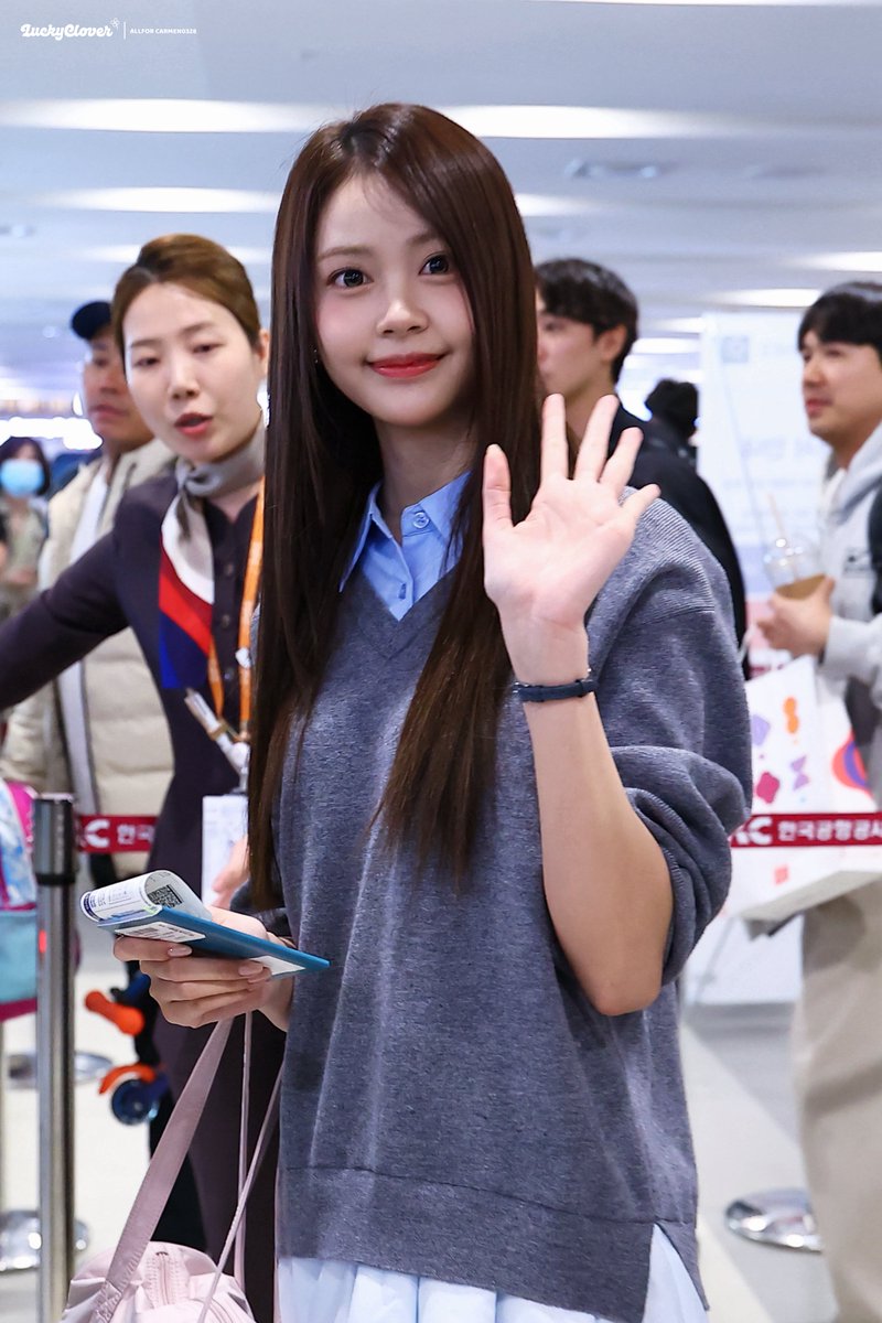 260407 preview Hearts2Hearts at the airport heading to Japan for