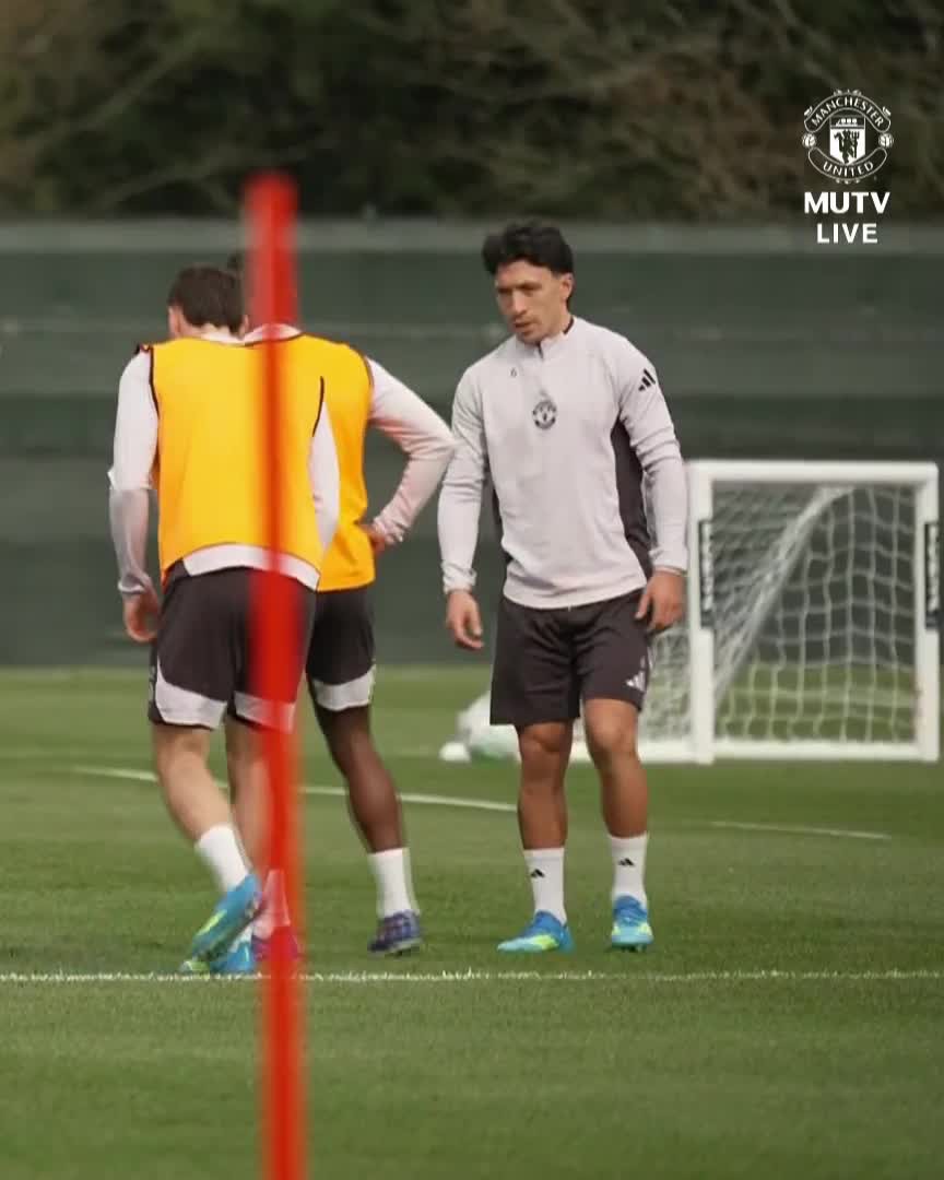 ManUtd's tweet photo. ¡Vamos, @LisandrMartinez!

United's no.6 is back in training with the squad! 💪