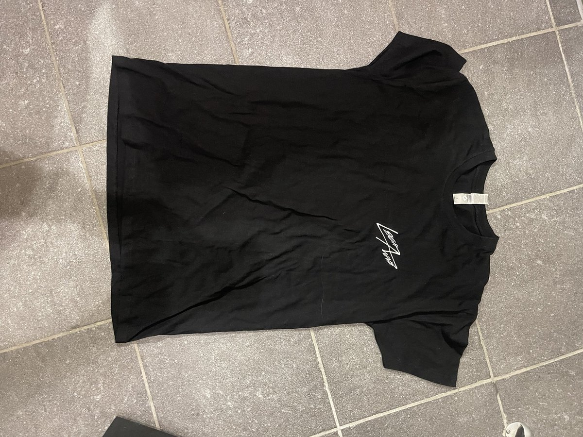 perriefthes's tweet image. for everyone wondering what Leigh’s merch looks like, this is the tshirt and the hoodie had the same design. Tshirt was €40 and hoodie was €70