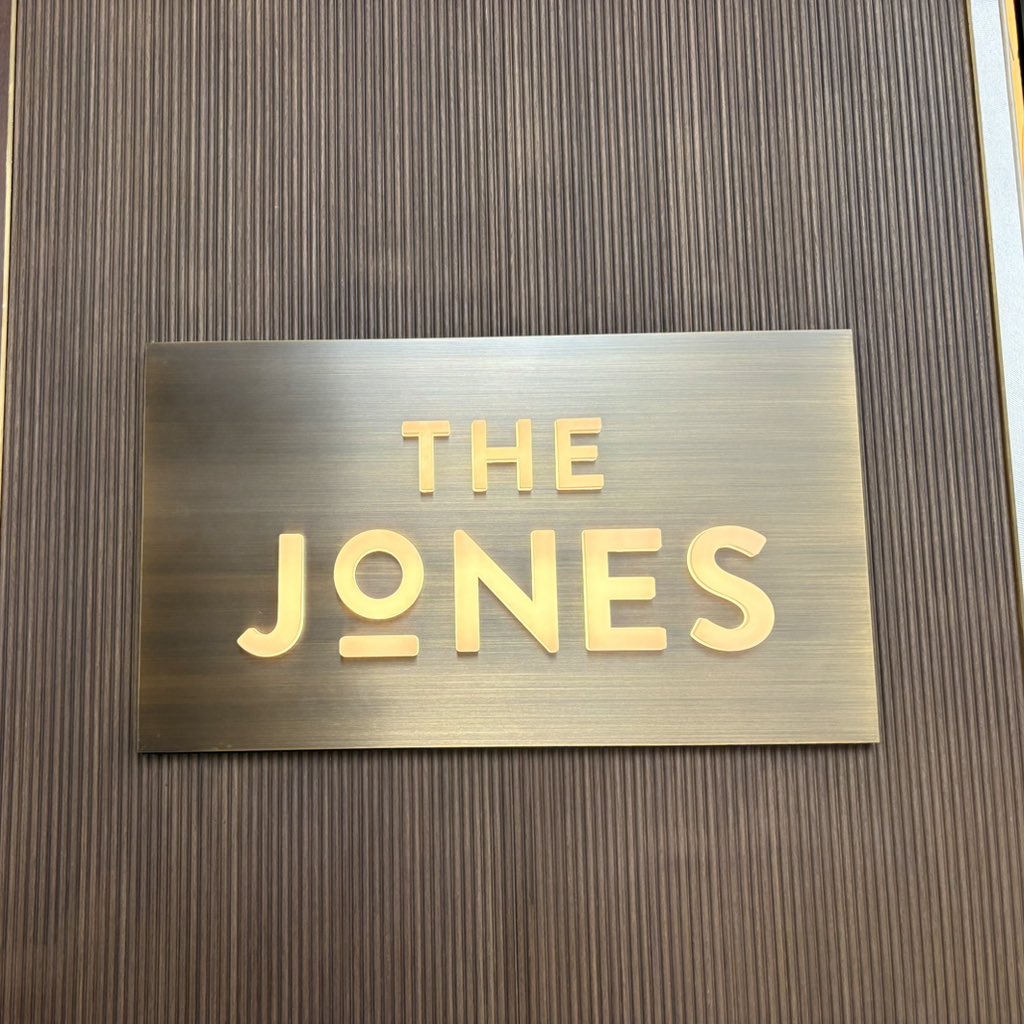 candy_mogmog_'s tweet photo. 🌸サクラクロッフル🌸
新宿にあるThe Jones Cafe&Barにて
クロワッサン🥐をワッフルメーカーで焼いた"クロッフル"のパリフワを初めて体験❗️
アイス・生クリーム・サクラチーズケーキはさんで‥‥究極の◯ロリー摂取も初体験❗️とてもおいしかったです😋
#サクラクロッフル #thejones https://t.co/AfTjVaMiw7