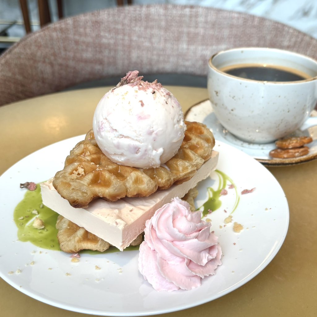 candy_mogmog_'s tweet photo. 🌸サクラクロッフル🌸
新宿にあるThe Jones Cafe&Barにて
クロワッサン🥐をワッフルメーカーで焼いた"クロッフル"のパリフワを初めて体験❗️
アイス・生クリーム・サクラチーズケーキはさんで‥‥究極の◯ロリー摂取も初体験❗️とてもおいしかったです😋
#サクラクロッフル #thejones https://t.co/AfTjVaMiw7