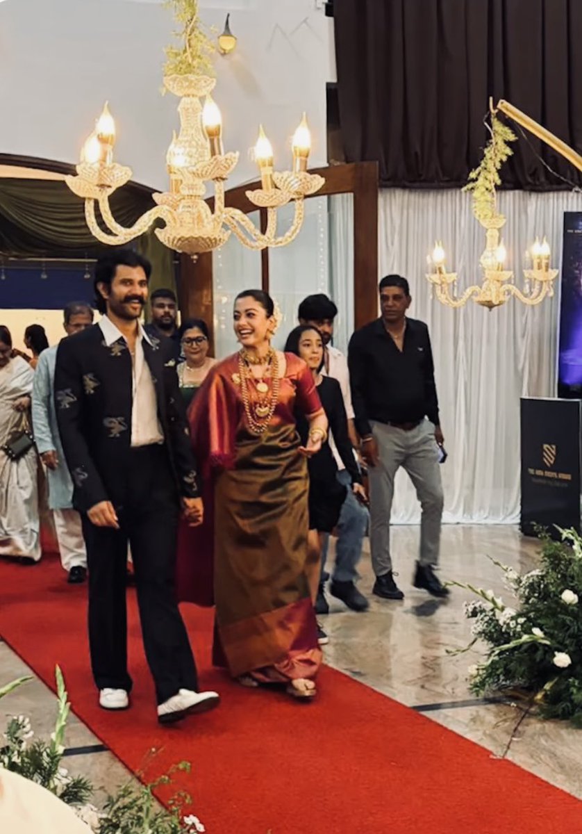 SureshPRO_'s tweet photo. #VIROSH couple in Kodugu Attire for the celebrations at @iamRashmika hometown ❤️❤️

@TheDeverakonda #VijayDeverakonda #Rashmika https://t.co/rlaV8i8shh