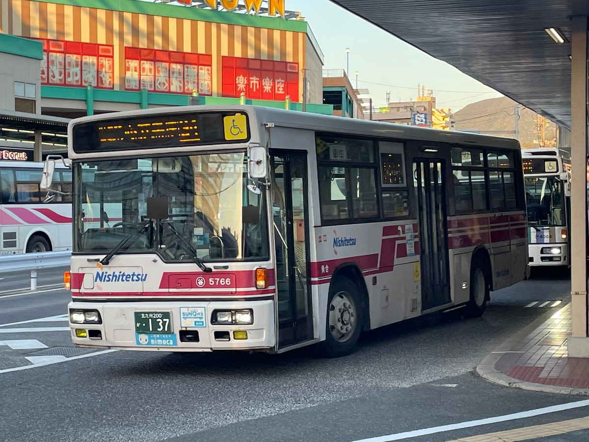 今日は帰りに軽く撮りバス。 中谷5766は西鉄バス北九州一般路線バスの