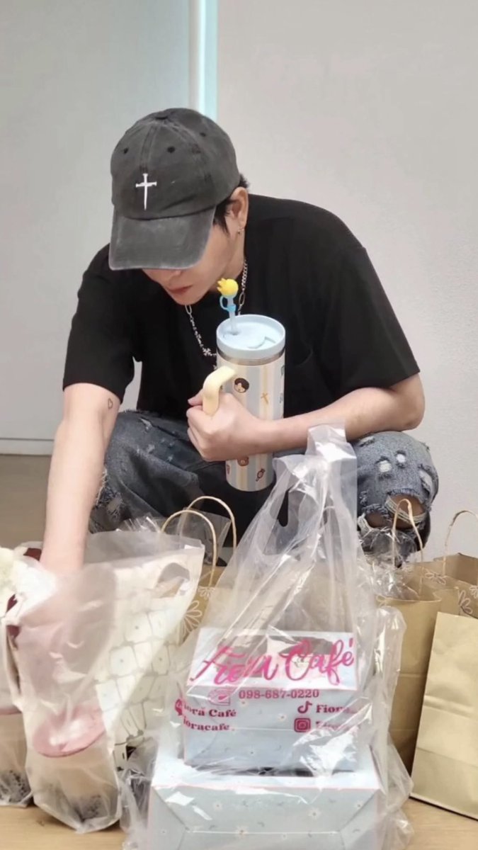 ใครเอ่ย tweet media