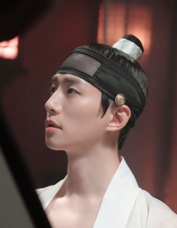 "No king is powerful enough...to govern others' emotions"

Playing Yi San he literally reached the peak of historical drama, setting the standard

#이준호 #LeeJunho