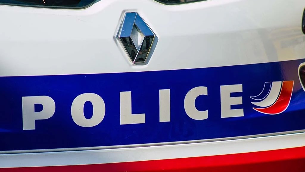 info_Paris_IDF's tweet photo. 🔴 FLASH - #Romainville : Un homme a été interpellé.

👉 Âgé de 25 ans, il est suspecté d’avoir violé avec un bâton et torturé une femme de 74 ans à son domicile, dans lequel il s’est introduit cagoulé. Il a été placé en garde à vue. (Actu 17) #SeineSaintDenis https://t.co/j0aCvoo7ie