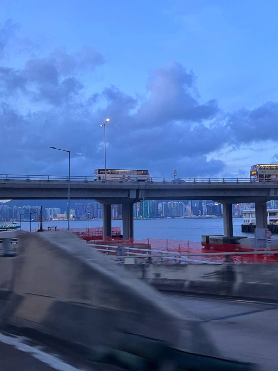 KaitlynTen71179's tweet photo. As dusk settles on the sea, the city slowly lights up in the distance. The scenery flashes by outside the car window, but my heart stops for a moment. #dusk #citynight #seasidescenery #carwindowview #healingscenery #slowdown #lifeflakes #lightandshadow #everydayromancy https://t.co/ZNw1eWljij