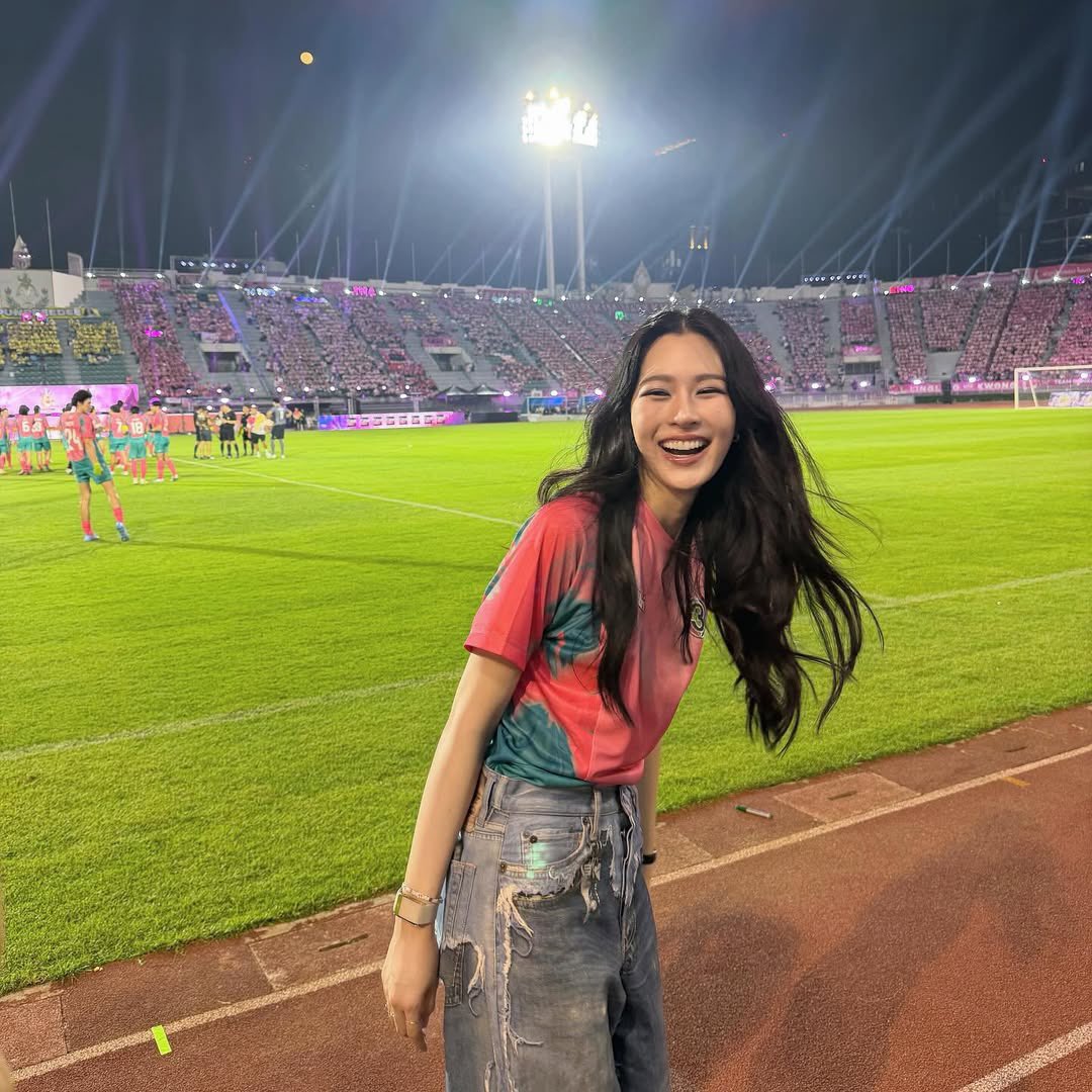 june 🌈 tweet media