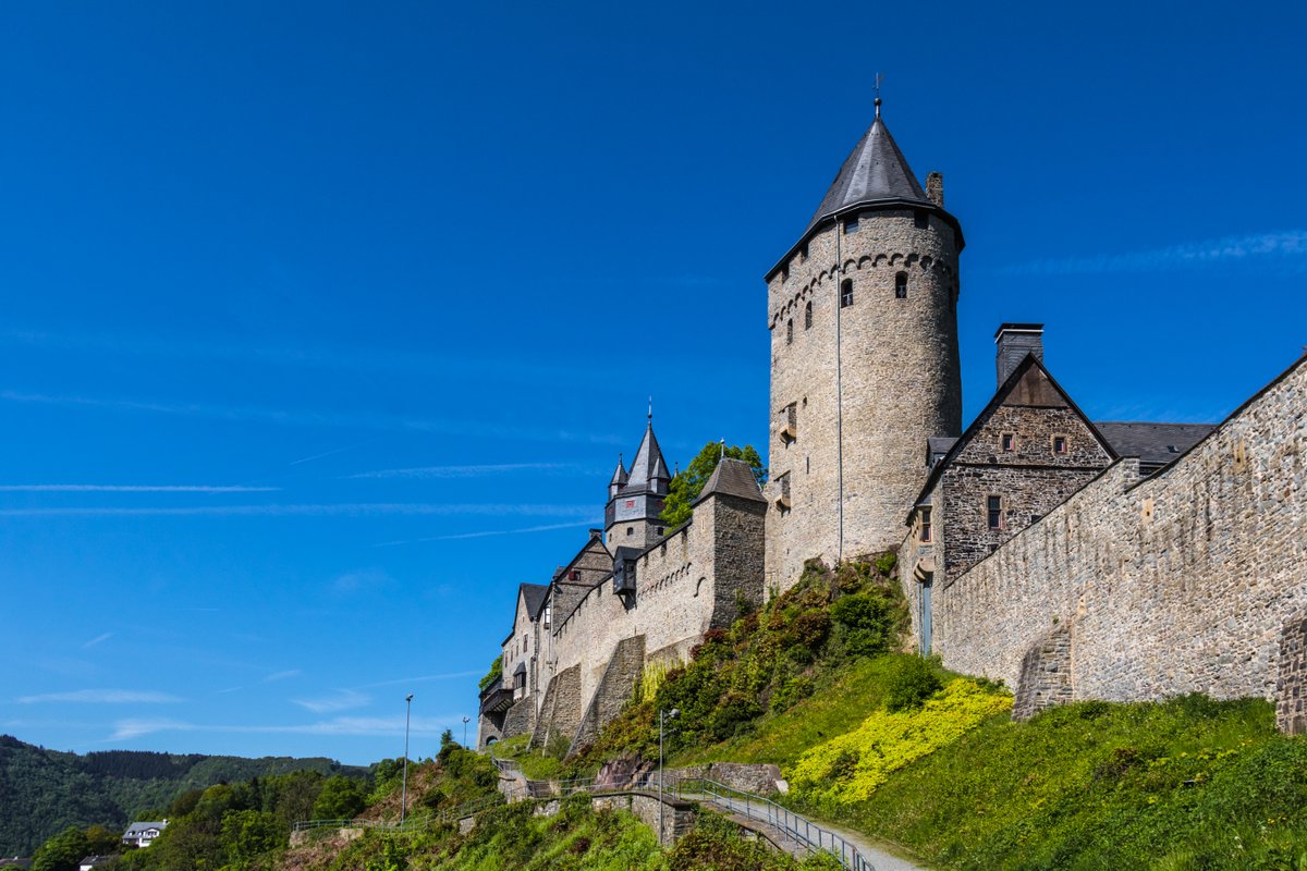 deinsauerland's tweet photo. #BurgAltena ist ein absoluter #Toptipp unter den Ausflugszielen im #Sauerland. Hoch oben über der Lenne thront das historische Bauwerk und offenbart Einblicke in längst vergangene Zeiten. Und das bei freiem Eintritt!

Foto: Simone Rein https://t.co/IxGnoBv5Ia