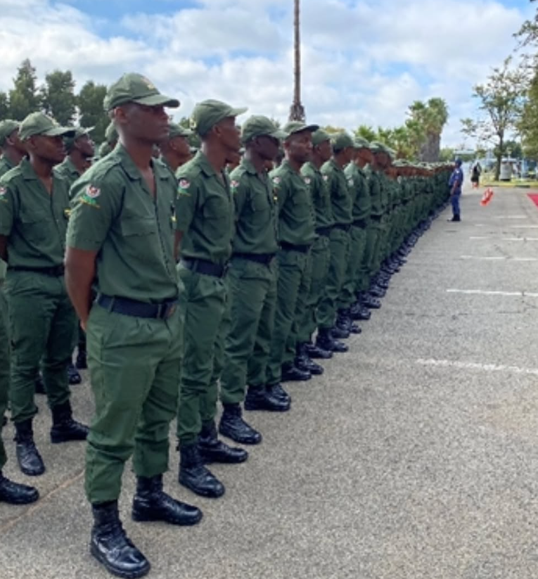 ElnaMkhize___'s tweet photo. Six children were found alone in a taxi at the Beitbridge Border Post with no documents or guardians. Authorities arrested the driver for suspected human smuggling and illegal migration. children should always be protected, not put at risk. https://t.co/HEgpflXUaN