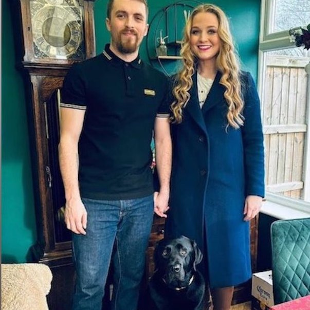 Cultination1's tweet image. 🇬🇧❌💍 Elle RENONCE à son MARIAGE pour financer les traitements de son CHIEN atteint d’un CANCER

En Angleterre, Lindsey Moore et Chris Bennett ont annulé leur MARIAGE prévu au printemps afin de consacrer tous leurs moyens au traitement de leur labrador Gus, âgé de 4 ans et
