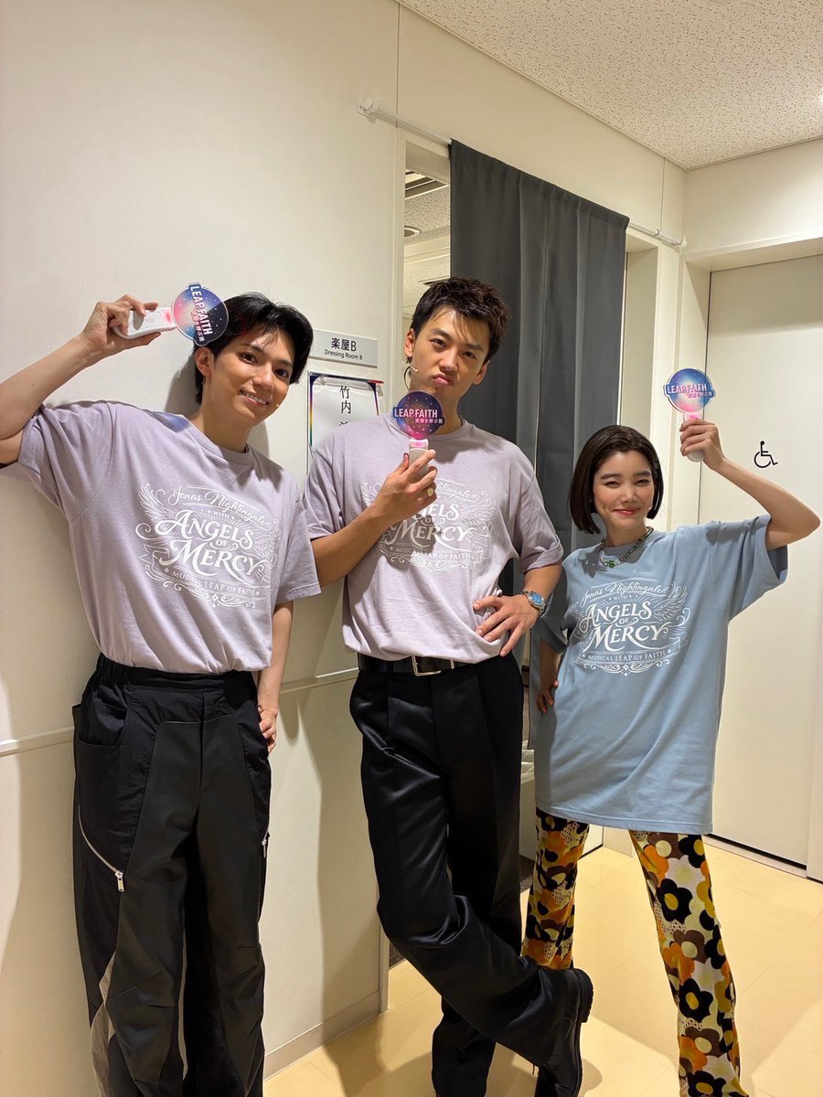 leapoffaith_jp's tweet photo. ⛪️𝐎𝐅𝐅 𝐒𝐇𝐎𝐓🪩

アフタートークショーを行いました！

#竹内涼真
#セントチヒロ・チッチ
#糸川耀士郎

公式ペンライトはもうGETしましたか🪩？
ジョナス牧師やエンジェルスと一緒に
伝道集会で盛り上がりましょう💪✨

公式グッズ通販🔗
https://t.co/eV3YX8162T

🪩𝟒.𝟐𝟒まで東京公演上演中！ https://t.co/z06ZyHm7TS