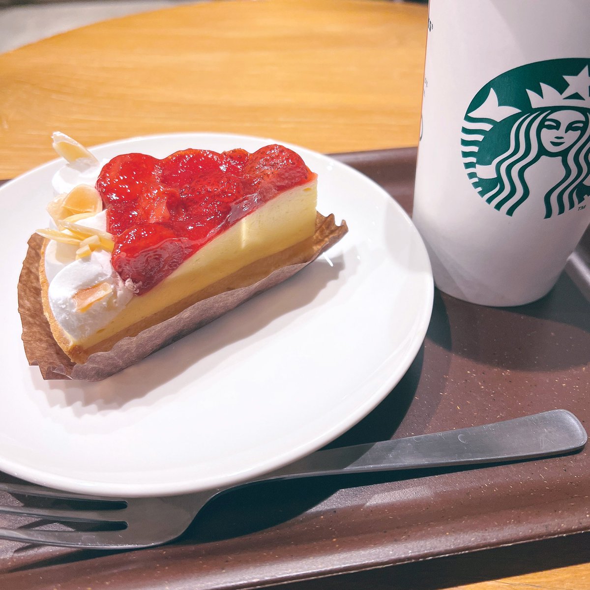 subrai_sho's tweet photo. いちごカスタードタルトを食べました
アメリカーノのアイスを飲みました
#OLの日常 https://t.co/RPXkctGxcE