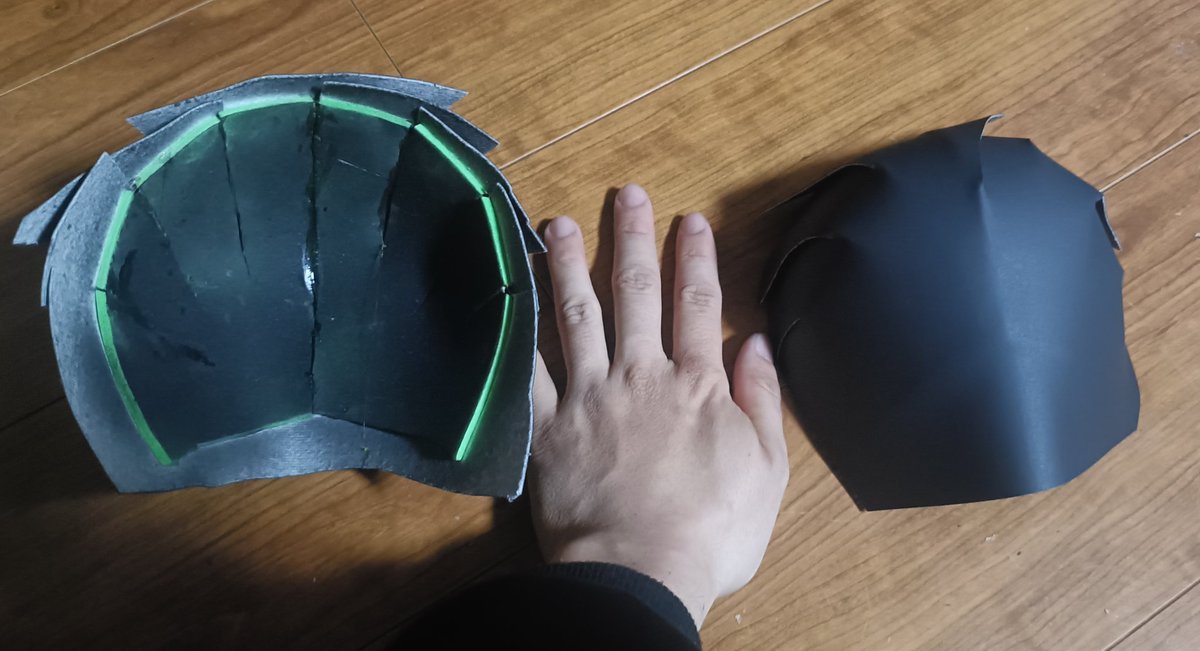 ヒーローマスクベースの後頭部の型紙を縮小コピーして肩アーマーのパーツを造ろうとしてるんだけど、果てさて上手くいくかなぁ……？