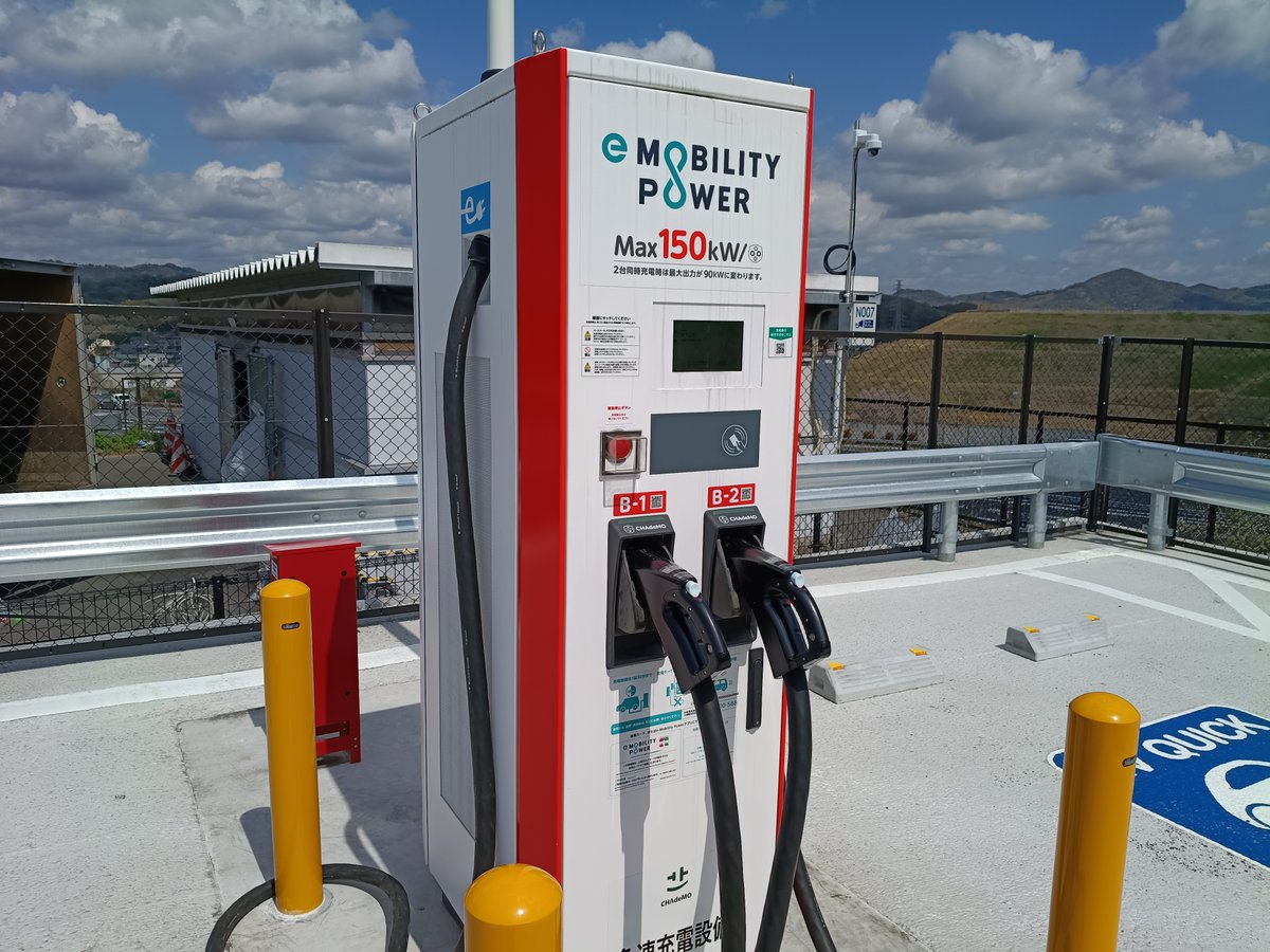 ModelerThree's tweet photo. 東北道上り佐野SAの90Kw  (99円/分) と50Kwチャデモアダプターにて ビジター30分充電　39% 158km→ 57% 232km 2233円77円/分 (74km)　後に発売予定の130kwチャデモアダプターと150kw充電器であればでは30分充電して 高速121円/分3630円一般99円/分2970円(約192km) と推測 しかしケーブルが固く重い https://t.co/qxRbpqXNea